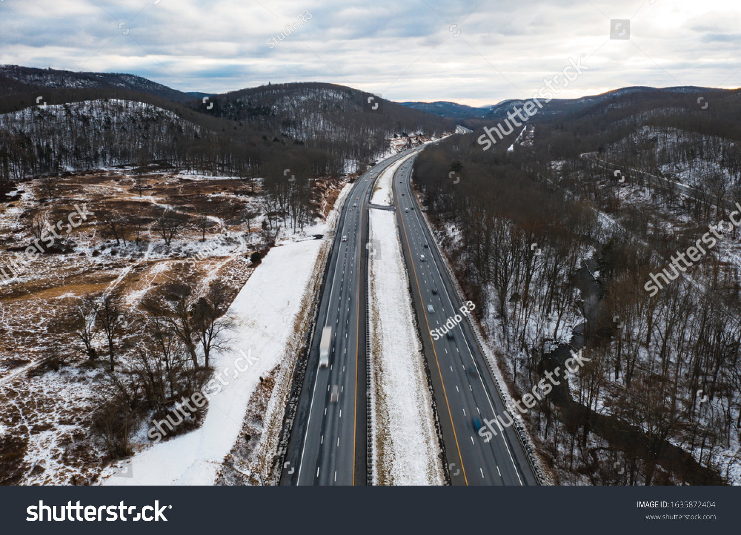 Aerial view of road - Traffic in The New York State Thruway (85) near Arden - NY - USA #1635872404