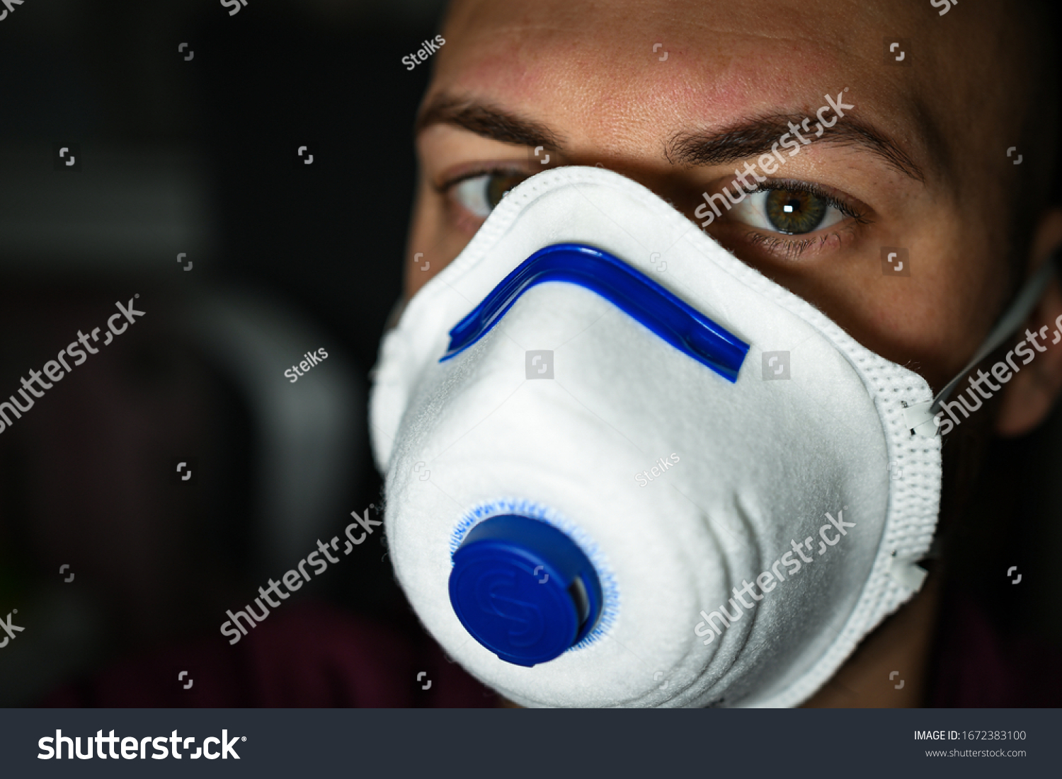 boy with green eyes and with a mask to avoid contagion from the Coronavirus COVID-19 #1672383100