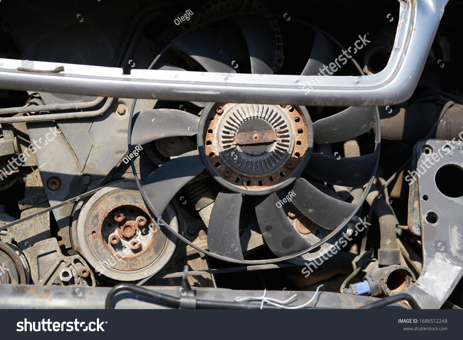 Fan of the radiator on the disassembled car #1686512248