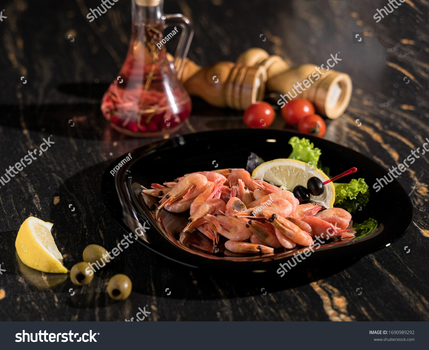 boiled shrimps, large shrimps, king prawns, black plate shrimps, lemon shrimps, restaurant serving, bar serving, shrimp appetizer #1690989292