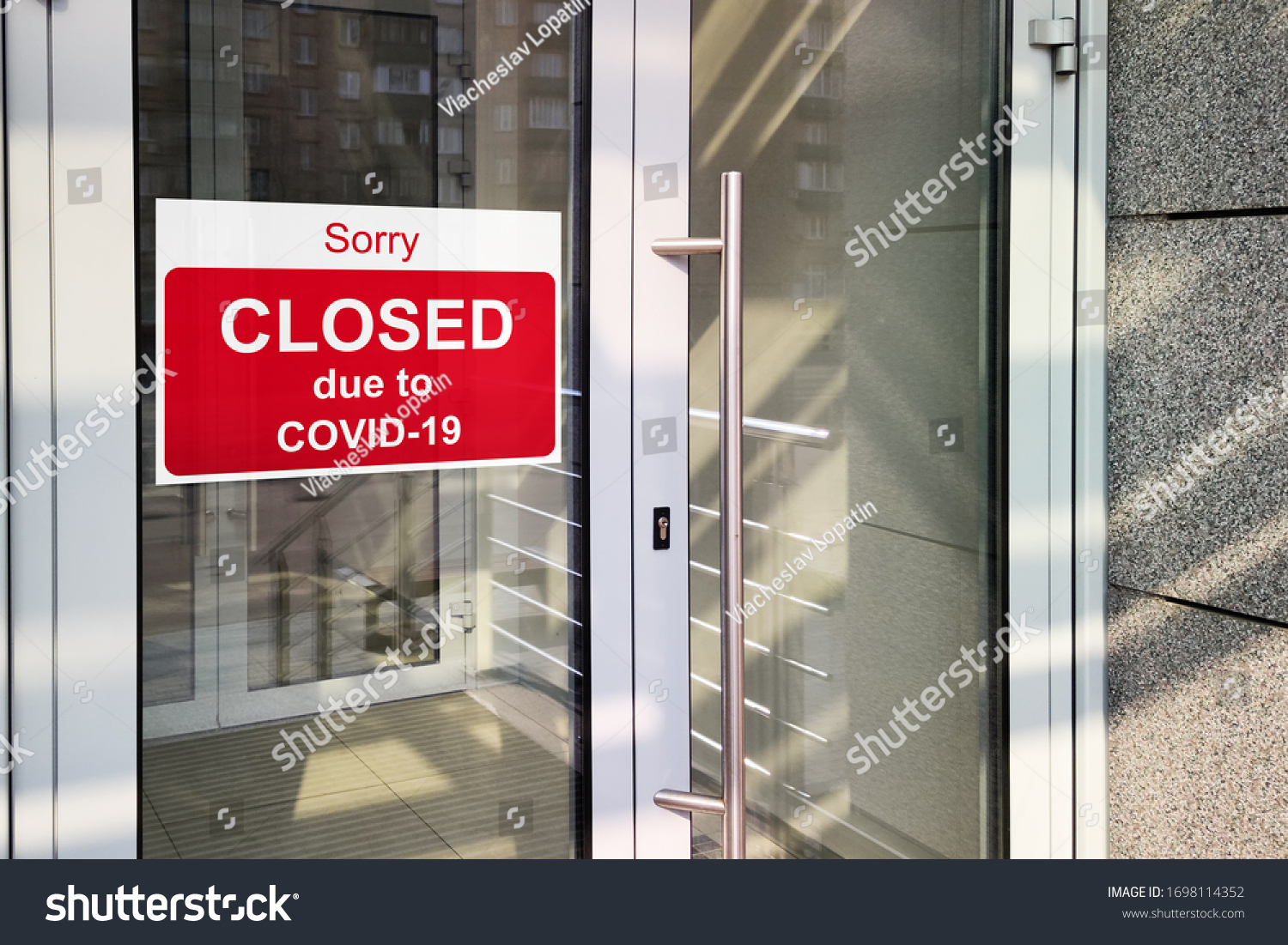 Business center closed due to COVID-19, sign with sorry in door. Stores, offices, other public places temporarily closed during coronavirus pandemic. Economy hit by corona virus. Lockdown concept. #1698114352