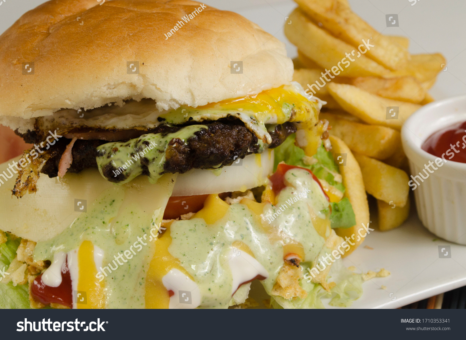 Hamburguesa venezolana con papas fritas y - Royalty Free Stock Photo ...