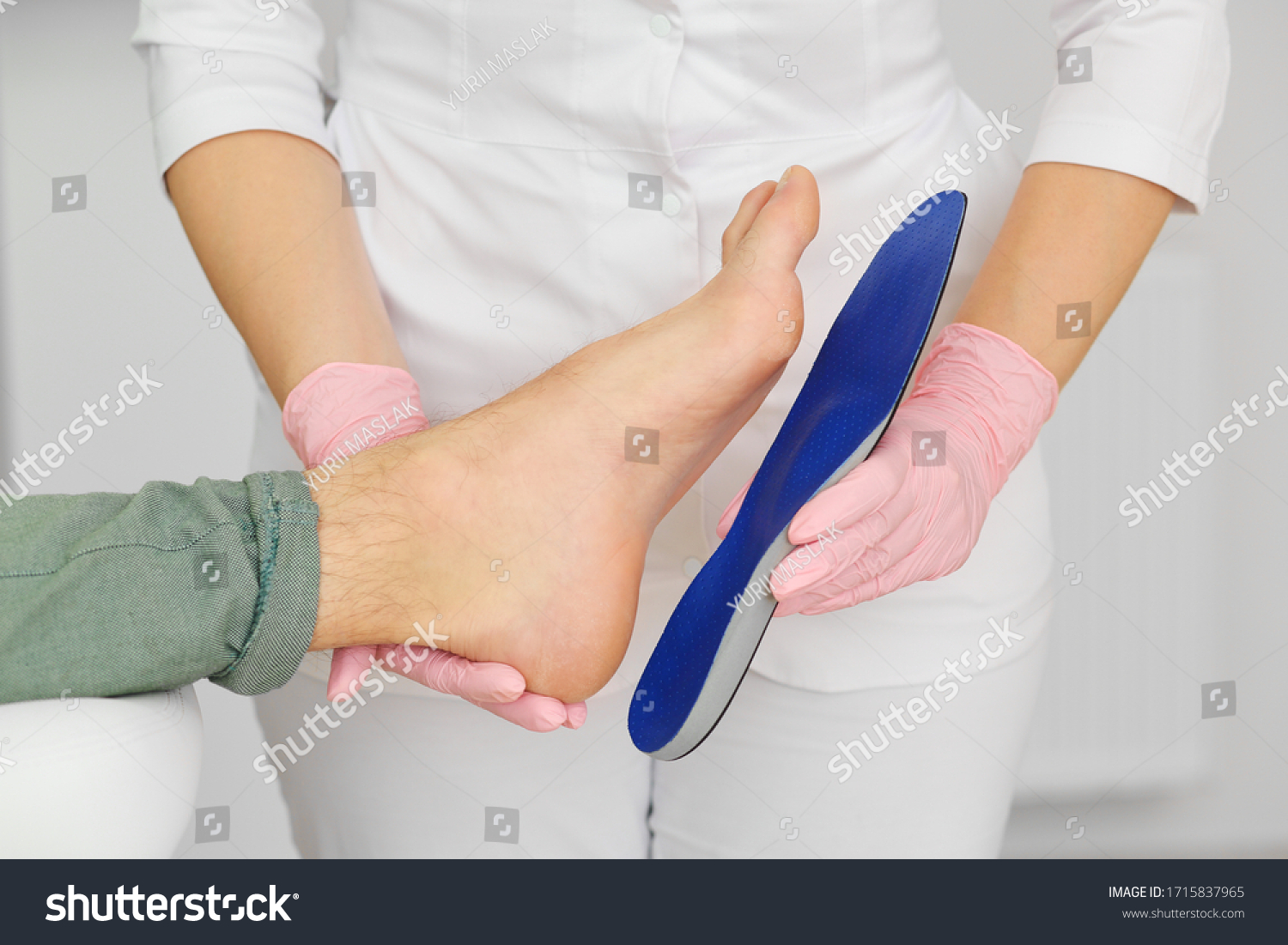 Orthopedic insoles. Fitting orthotic insoles. Flatfoot treatment. Podiatry clinic. #1715837965