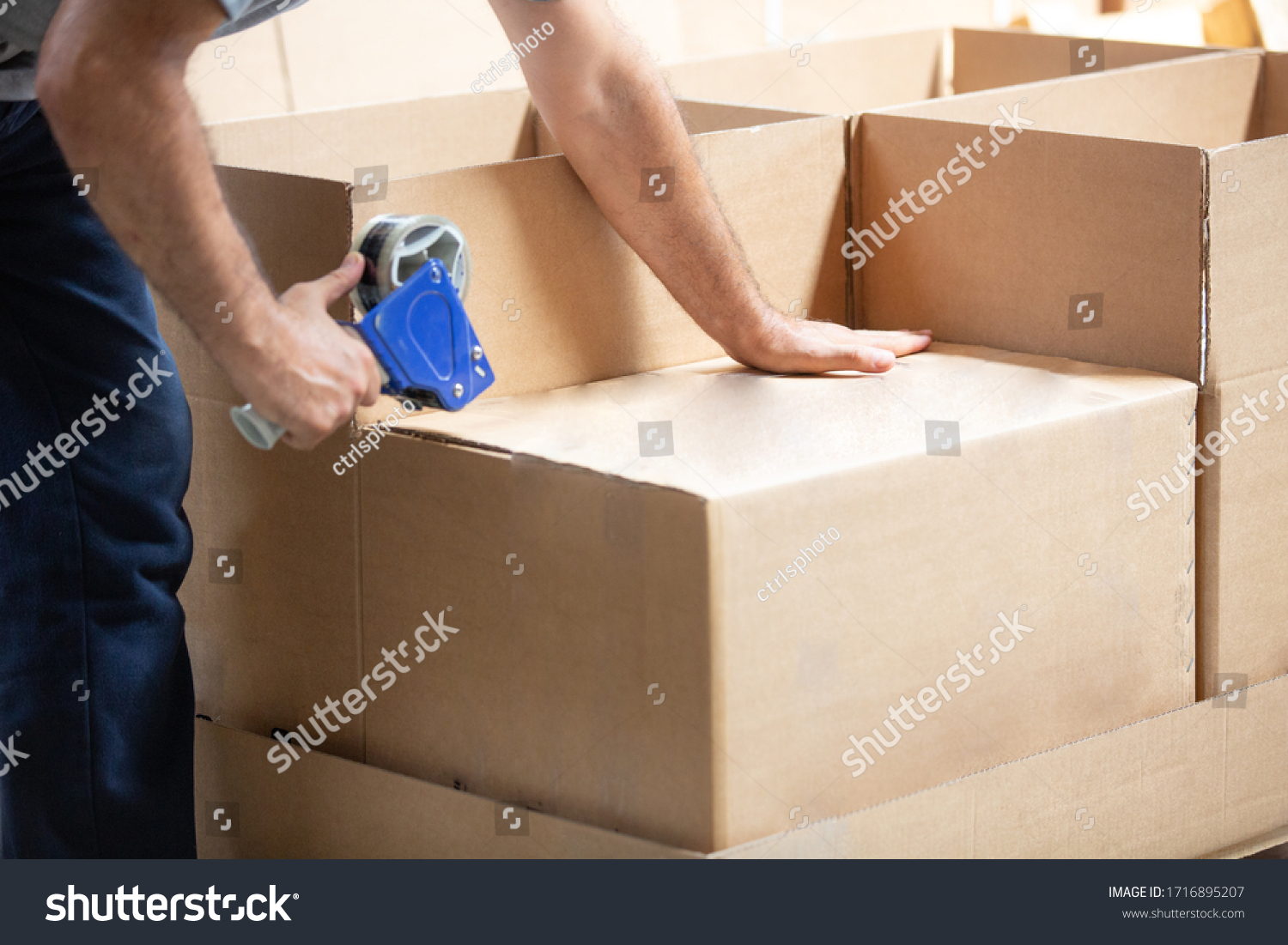 when preparing the cargo box, cargo box, natural shooting background #1716895207