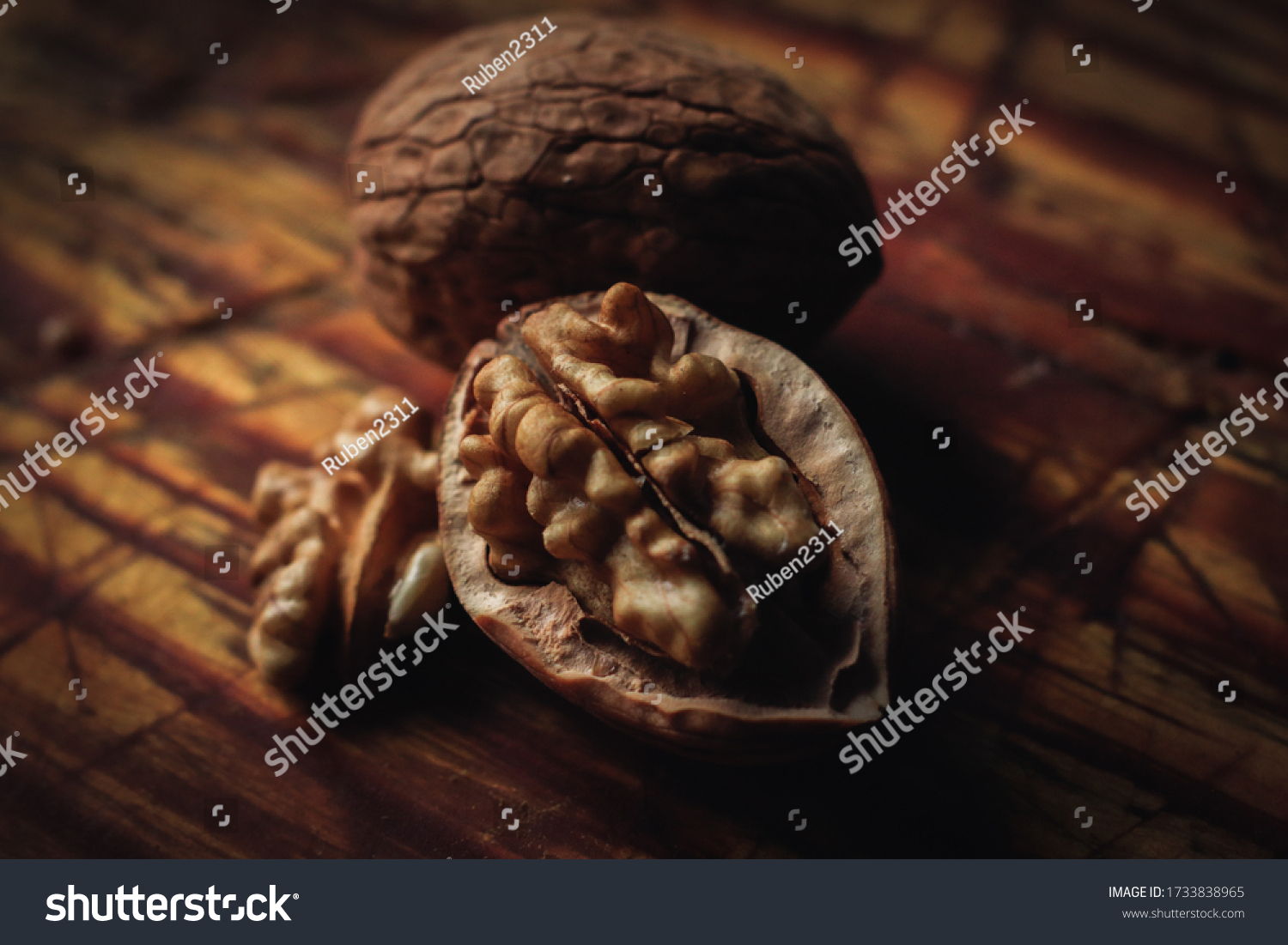 pictures of nuts with a macri lens

 #1733838965