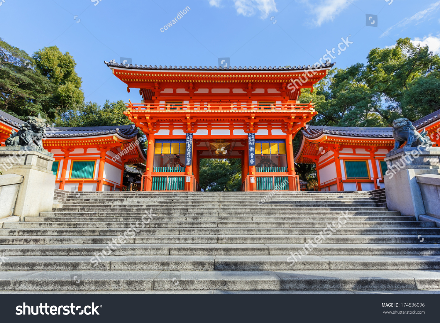 The gate of Yasaka Jinja shrine in Kyoto, Japan #174536096