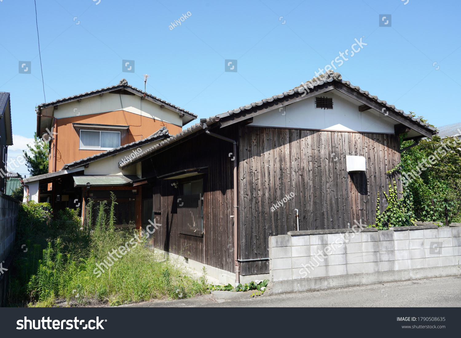  Vacant houses in Japan have become a serious social problem                               #1790508635