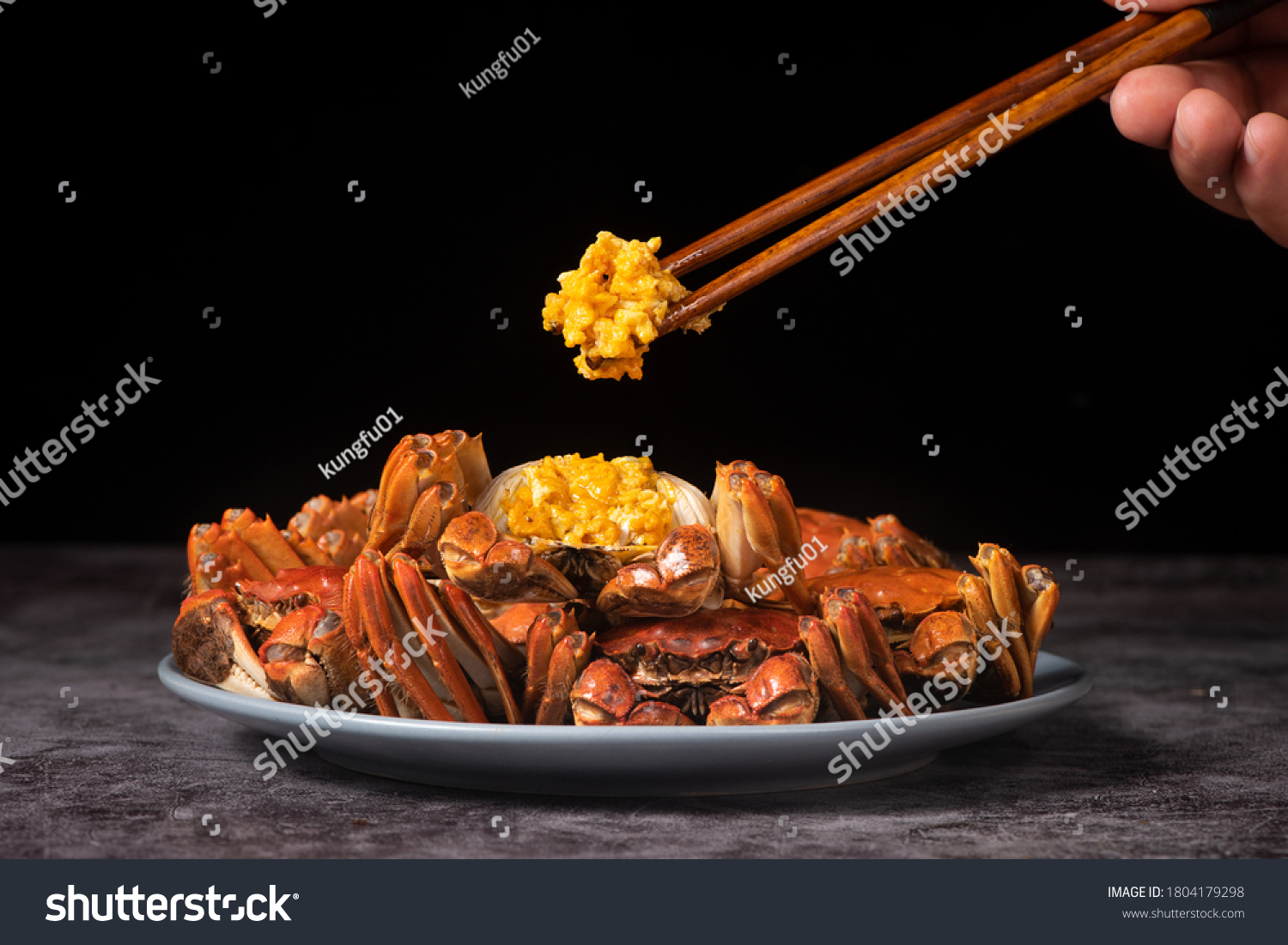 steamed chinese mitten crab, shanghai hairy crab close up on plate(大闸蟹） #1804179298