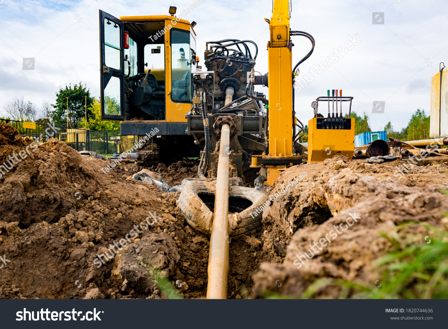 
Horizontal directional drilling technology closeup. Drilling machine work process. Trenchless laying of communications, pipes and water pipes #1820744636