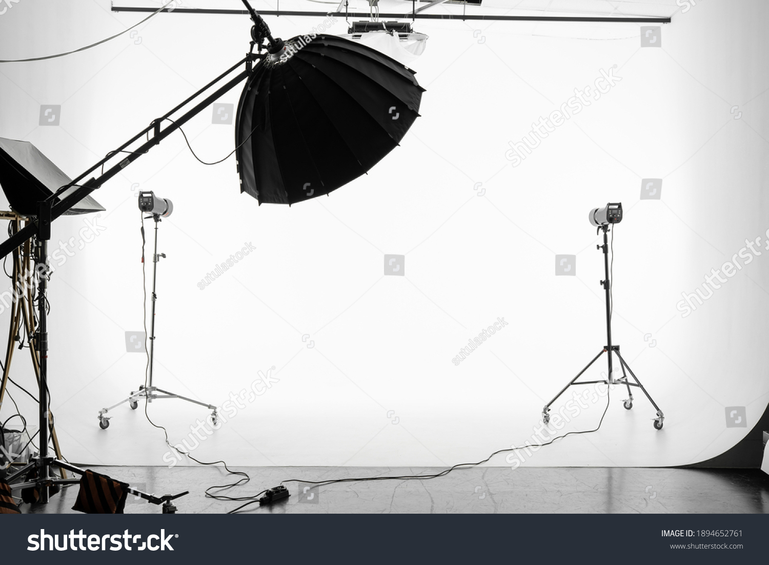 An empty photo Studio with white cyclorama. Monoblocks with flashes using softboxes of different shapes. photographic studio space with white cyclorama #1894652761
