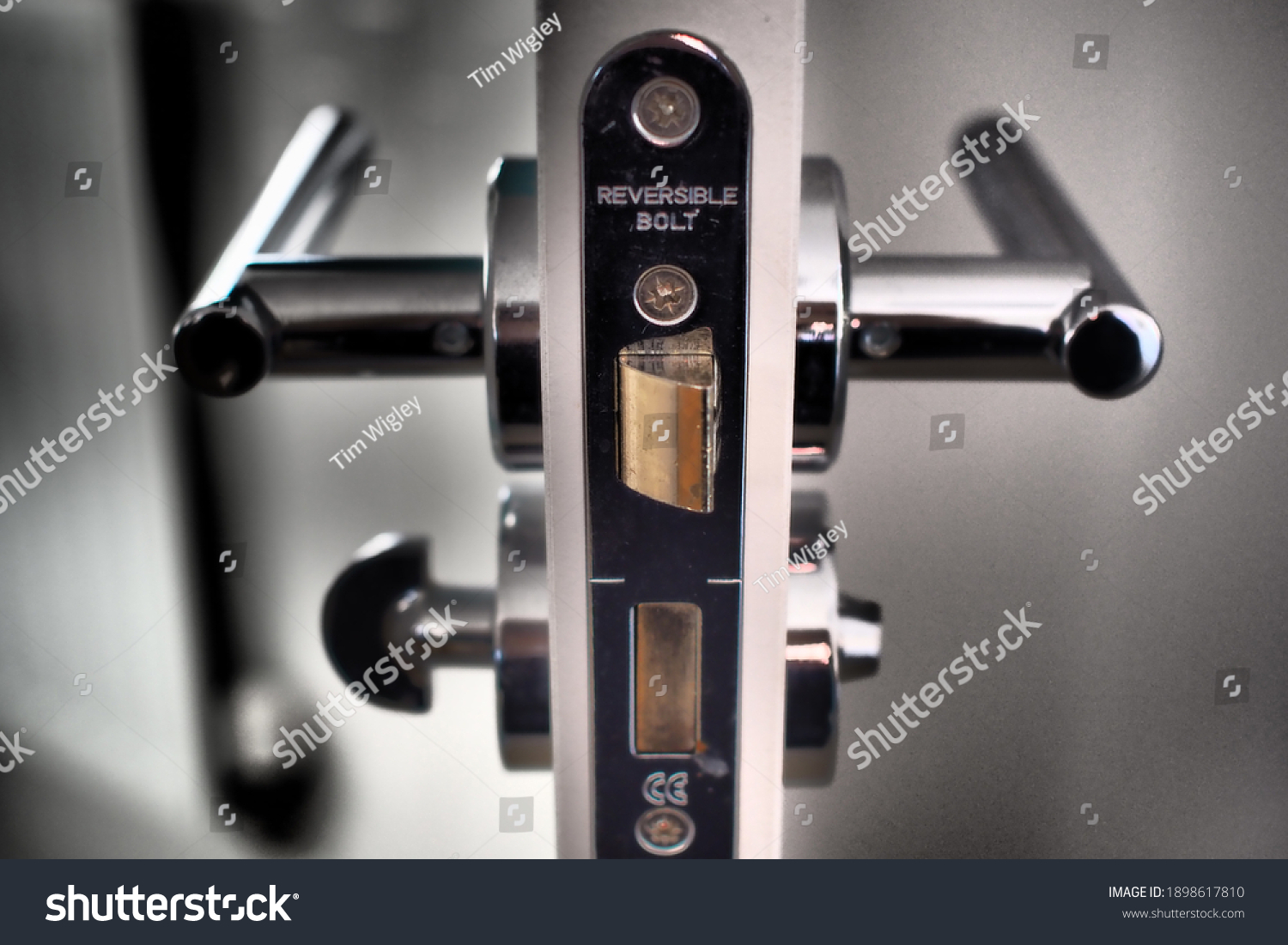 Door handle cross-section and lock #1898617810