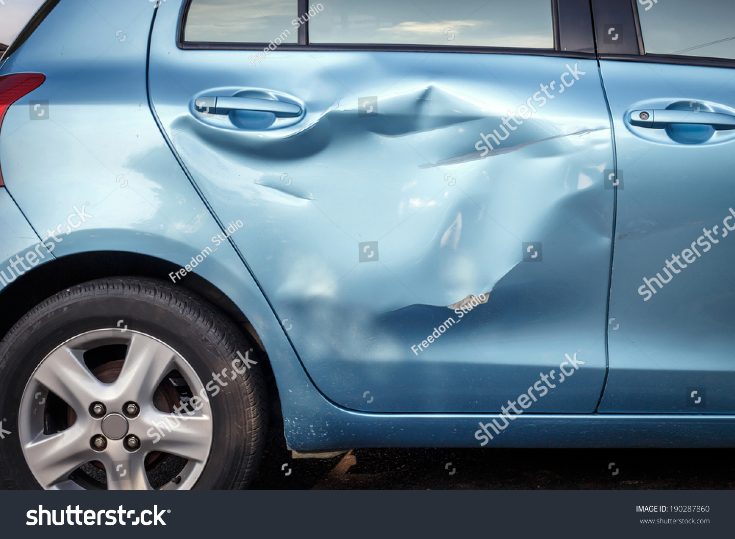 Body of car get damaged by accident #190287860