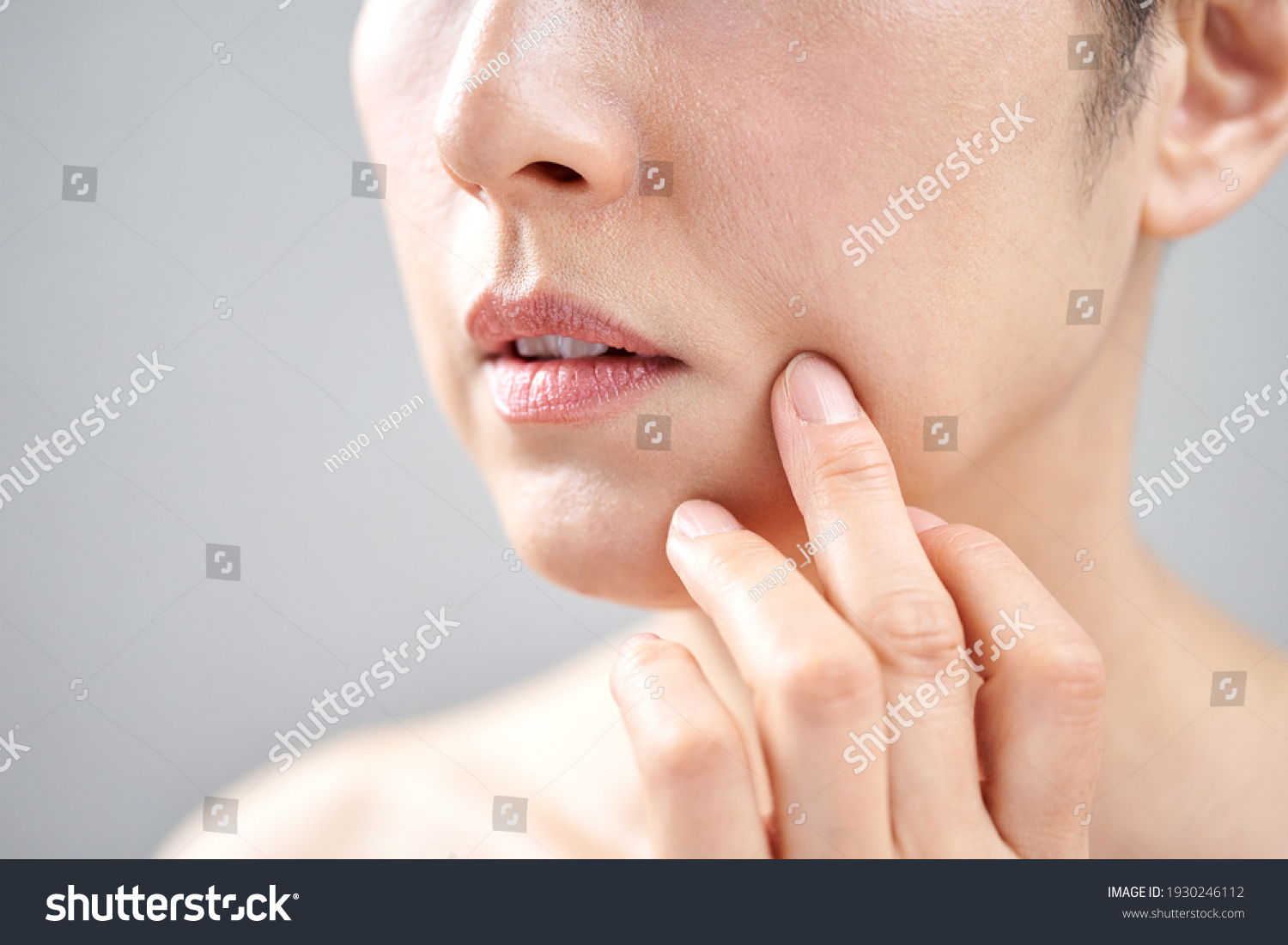 Middle-aged Japanese woman who cares about nasolabial fold #1930246112