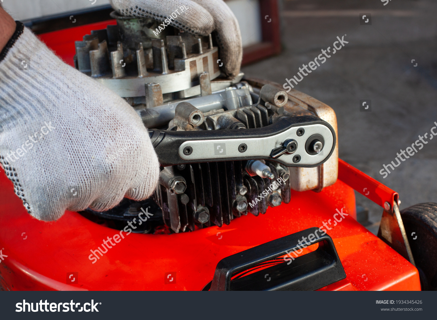 Torque wrench, mower repair - profesional service. #1934345426