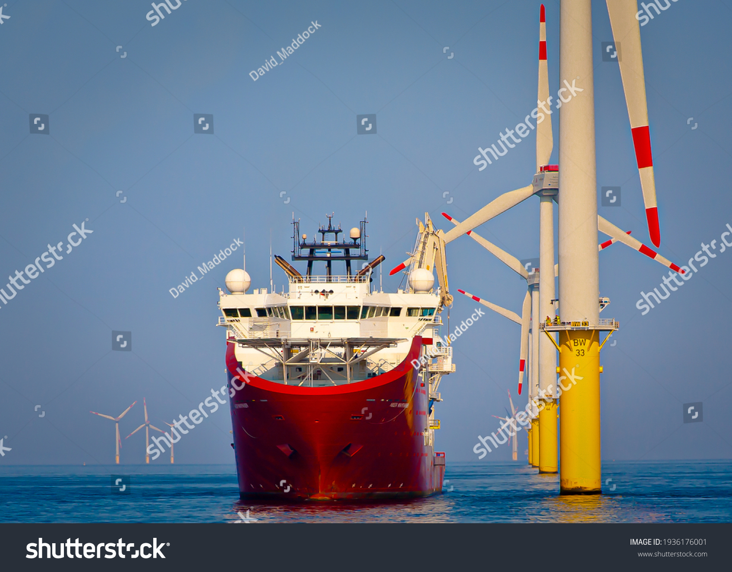 Sevice operations vessel in dynamic positioning sat of offshore wind turbine #1936176001