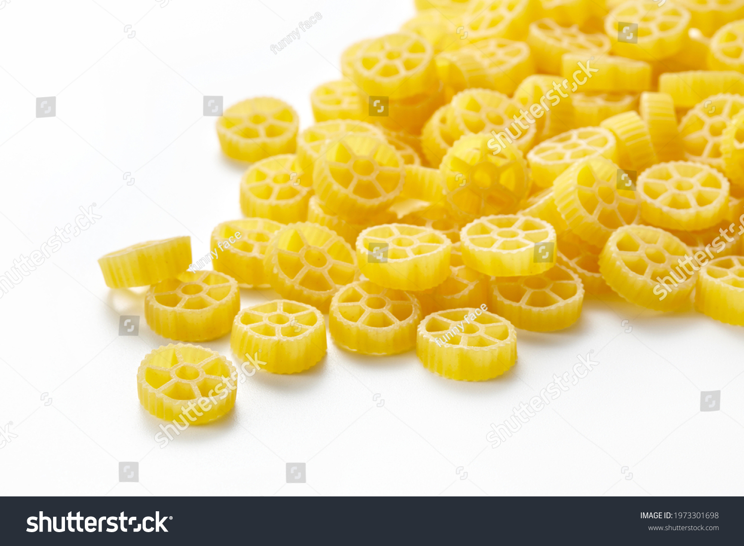 Rotelle or ruote is a type of pasta resembling wheels with spokes. They are similar to fiori. #1973301698