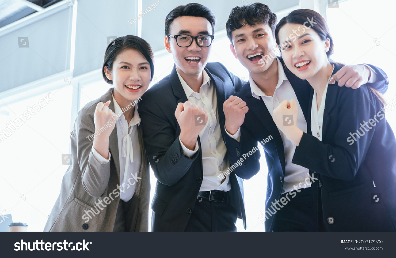 Group portrait of Asian business people
 #2007179390