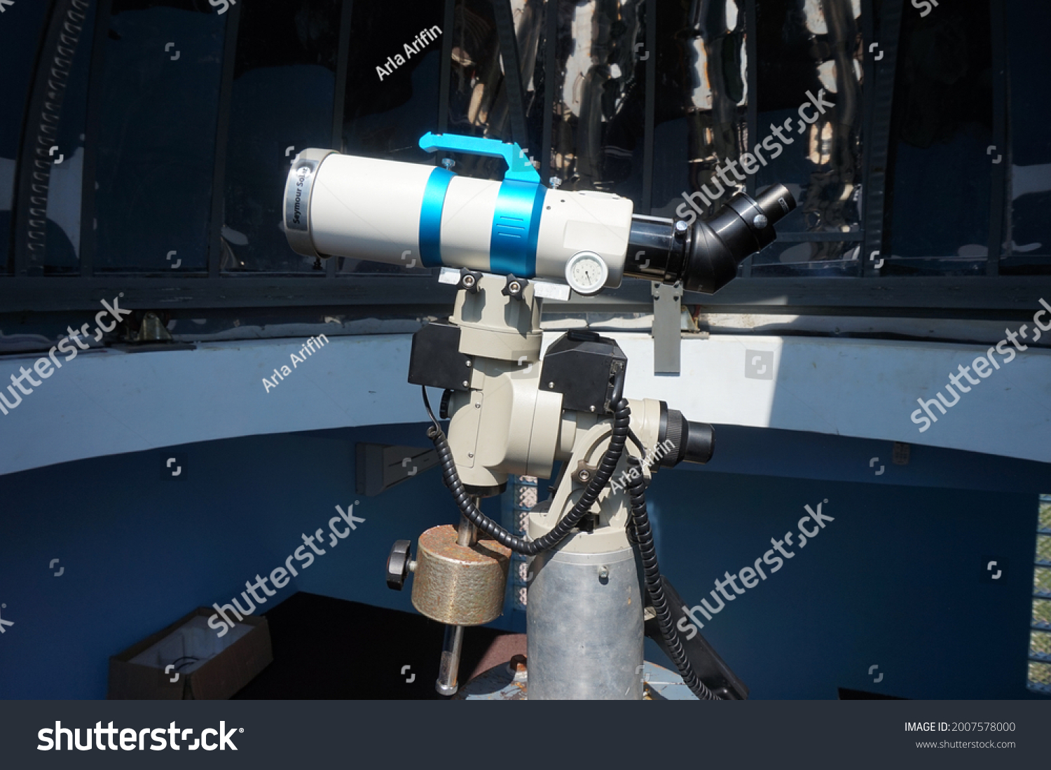 Telescope. A tool used by astronomers and people who want to see celestial bodies directly. #2007578000