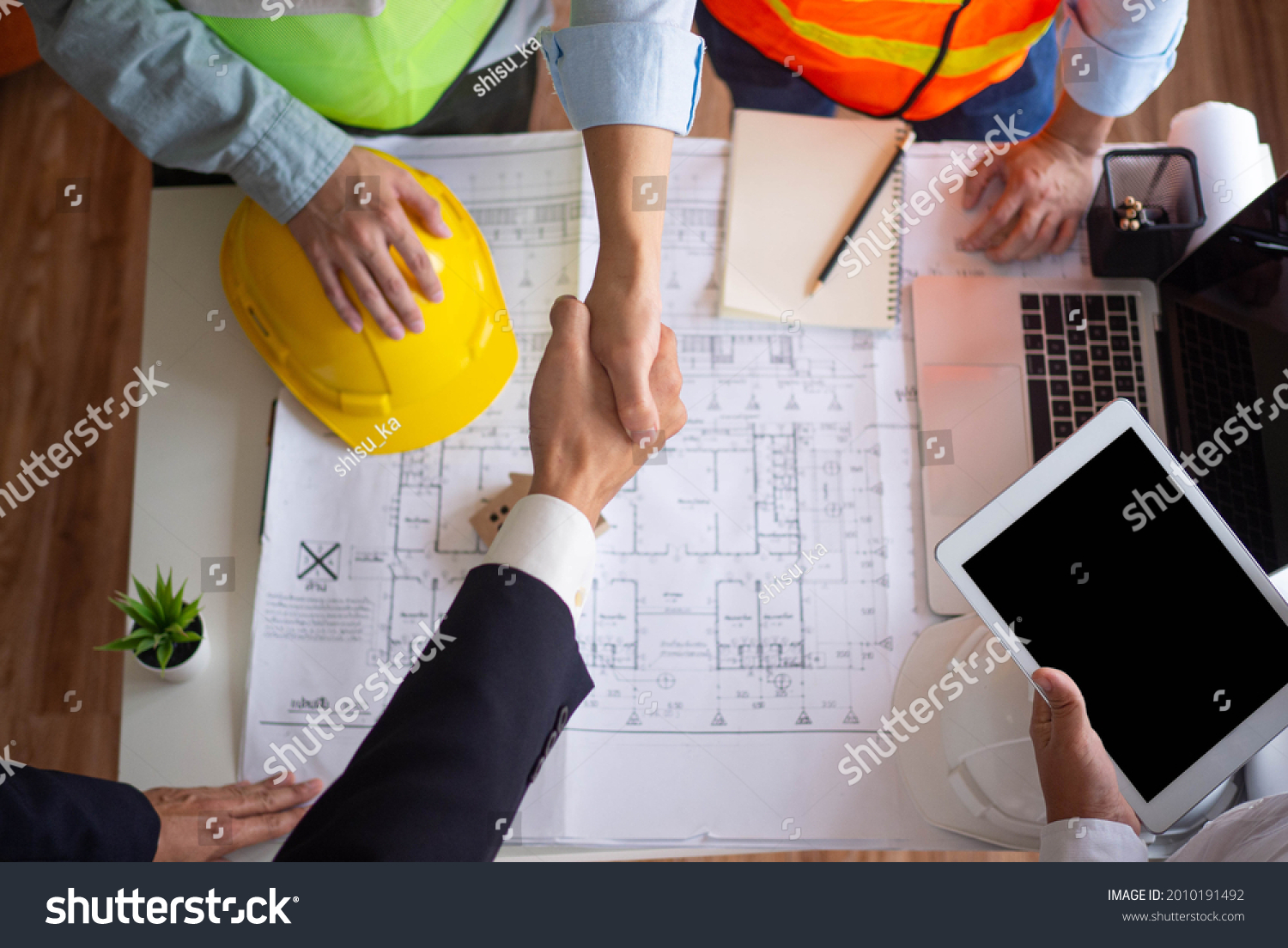 Hand in hand between project contractors and customers due to negotiation of expenses and investments, construction and repair of residential buildings. #2010191492