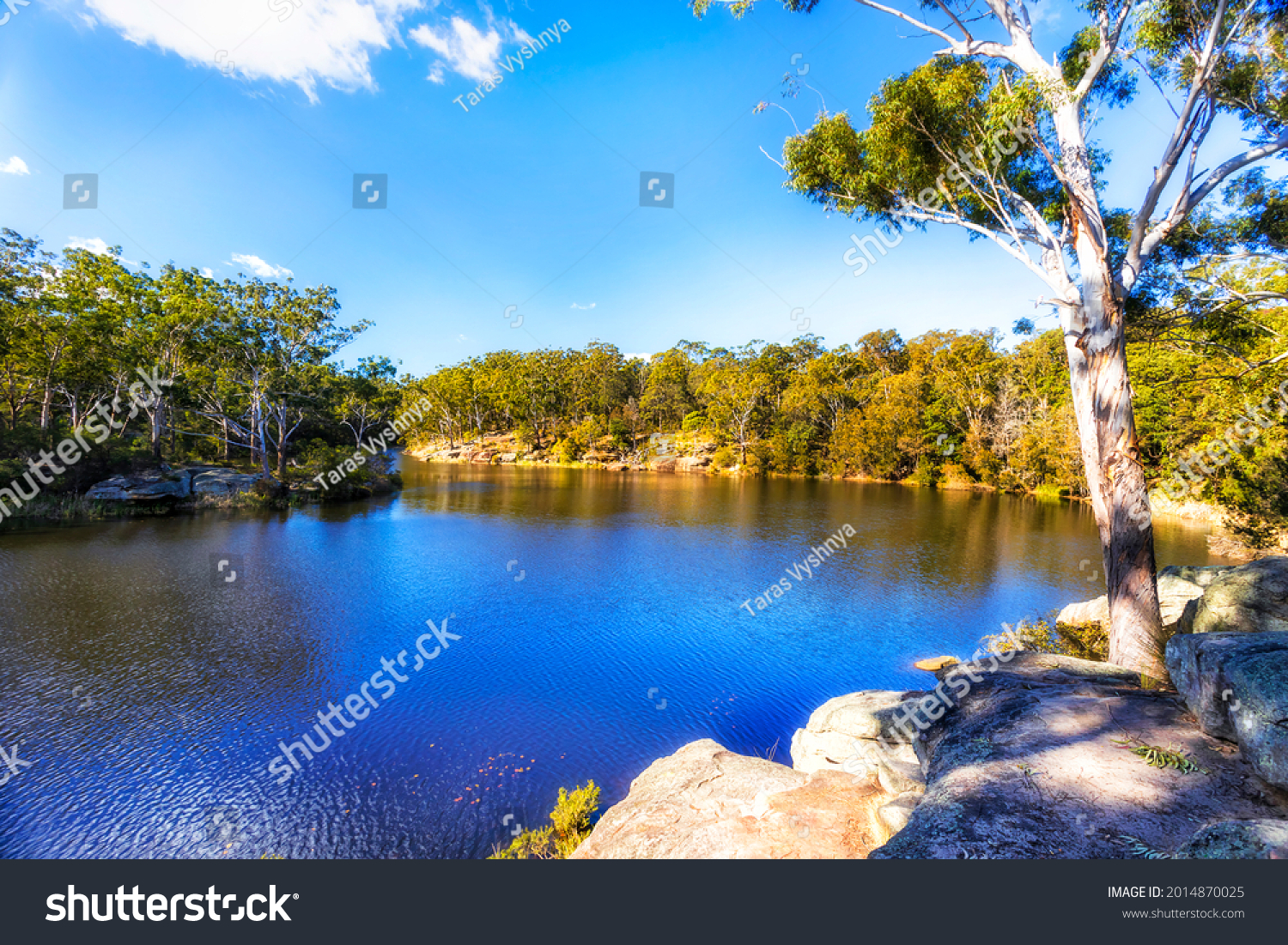 Sandstone boulders on Lake Parramatta waterfront on a sunny day - Greater sydney nature reserve. #2014870025