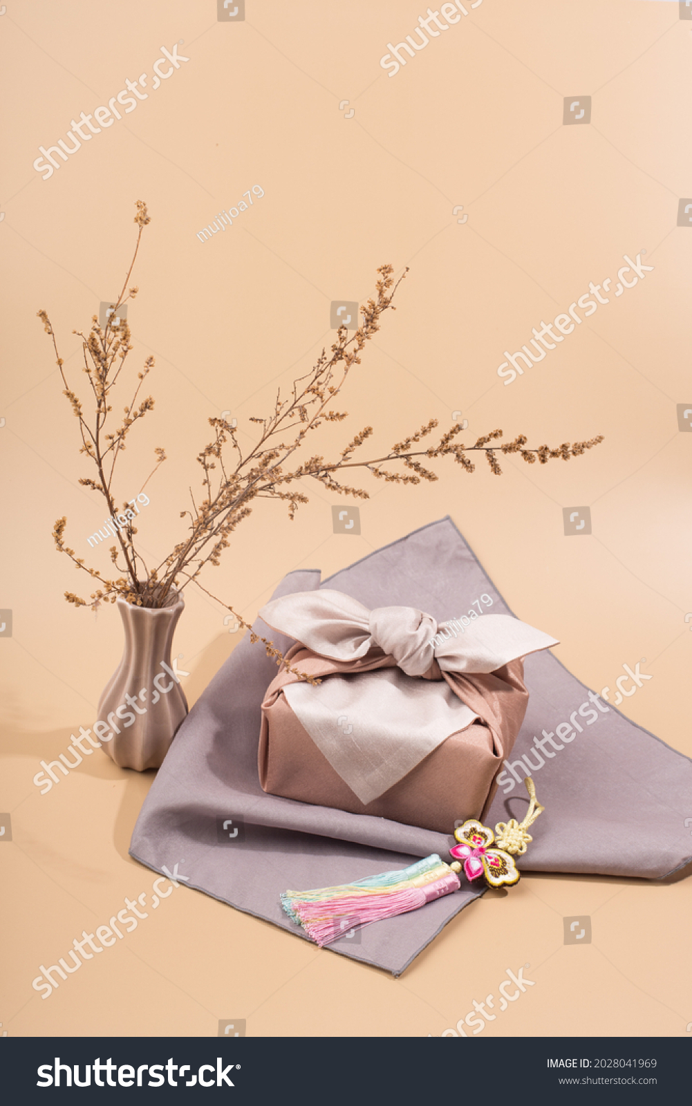 Korean traditional wrapping cloth packaging. furoshiki packaging gift box #2028041969