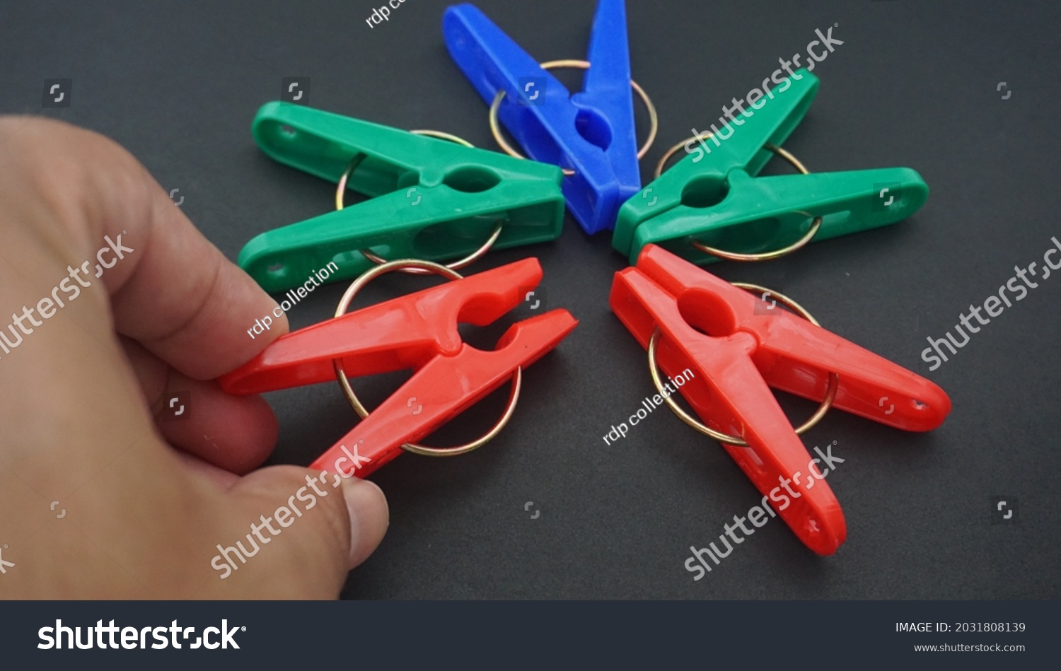 The clothespins are made of plastic with a little additional iron attachment, and there are many color options. #2031808139
