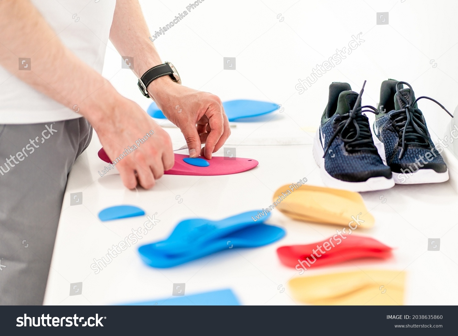 Orthopedic insoles. Fitting orthotic insoles. Flatfoot treatment. Podiatry clinic #2038635860