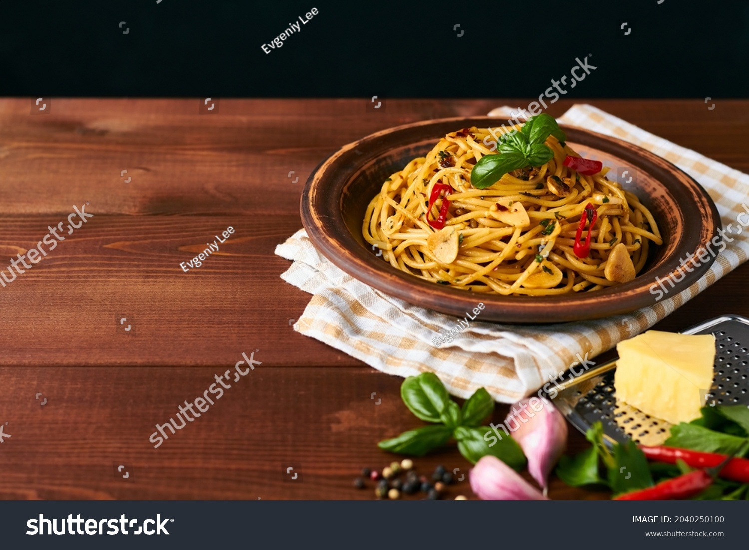 spaghetti pasta aglio e olio with chili flakes parsley garlic on #2040250100