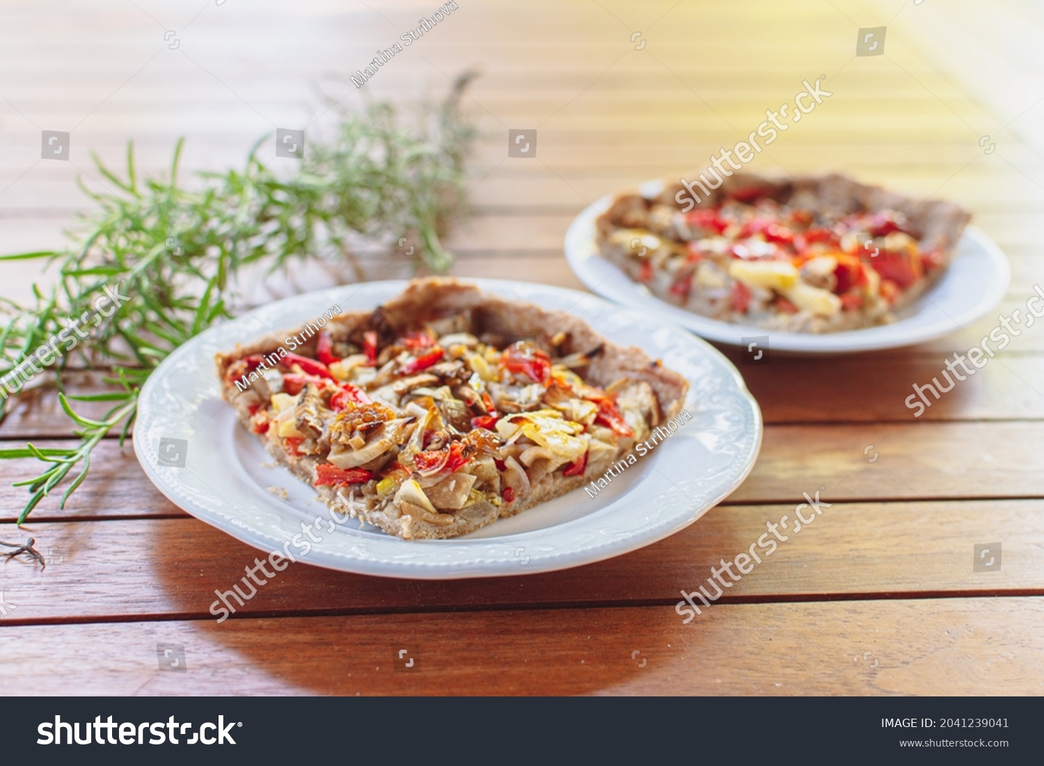 Healthy vegetable pizza cake with crunchy  whole wheat spelt pizza dough. Easy recipe from seasonal veggies: pepper, onion, zucchini, eggplant with garlic and parsley on top. #2041239041