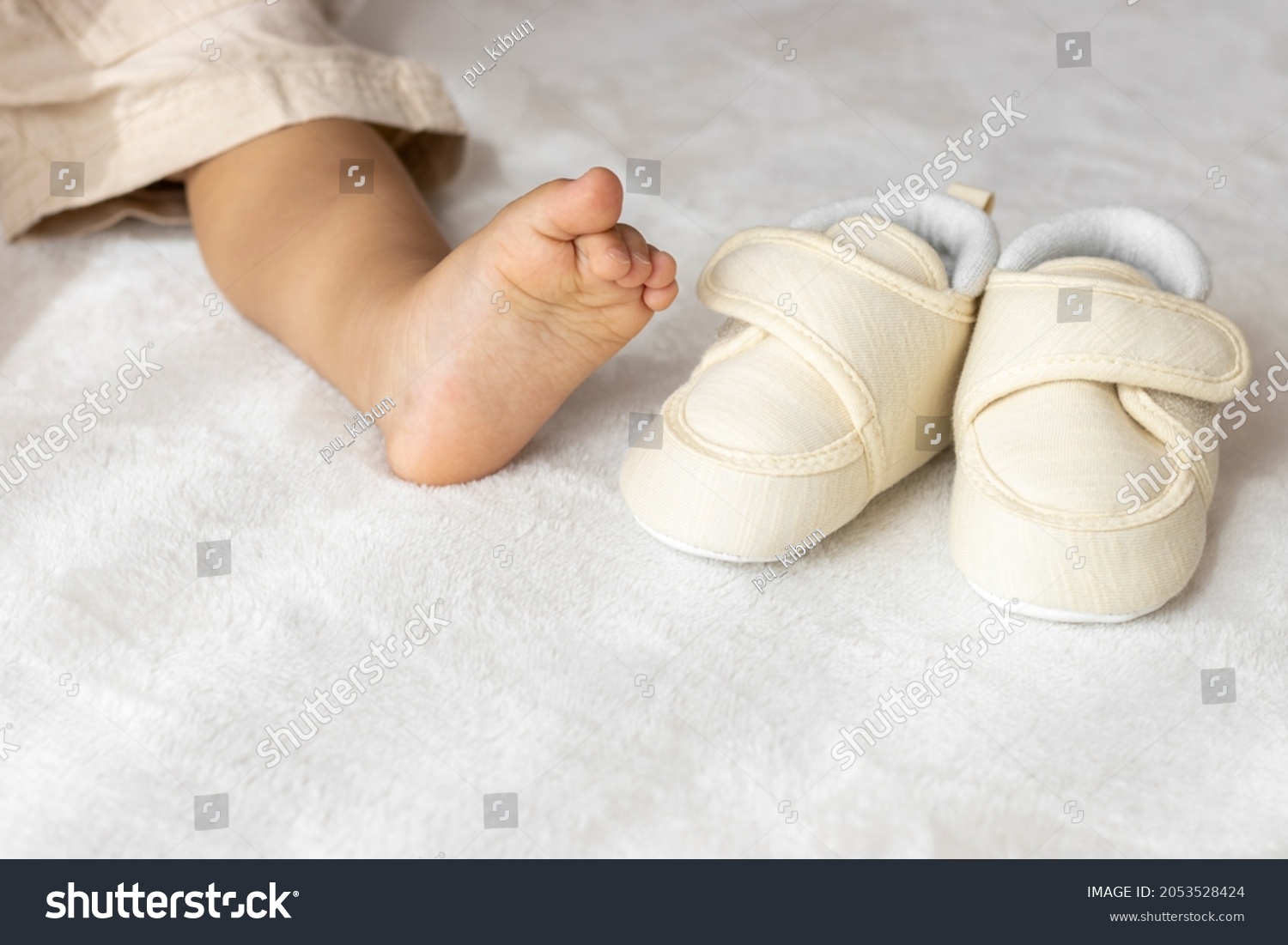 Sitting baby feet and baby shoes (1 year and 2 months old, girl, Japanese)  #2053528424