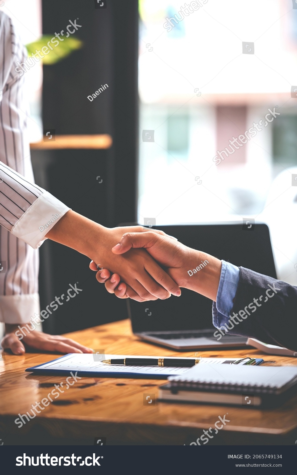 Business handshake picture agreeing to buy and sell real estate Venture International Investment contract, meeting, vision, investment for profit #2065749134