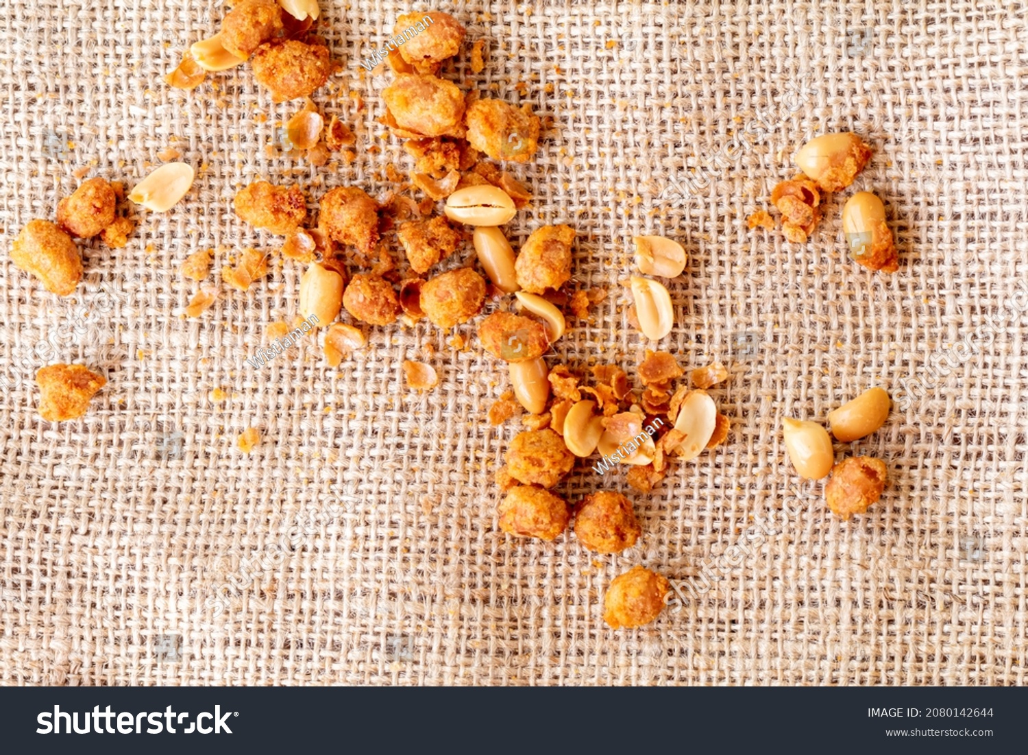 peanuts wrapped in flour, eggs and spices, which are fried, have a textured shape, with a crunchy, crunchy and savory taste.
usually called "egg nuts, Kacang telur" or "spice beans-kacang rempah" #2080142644