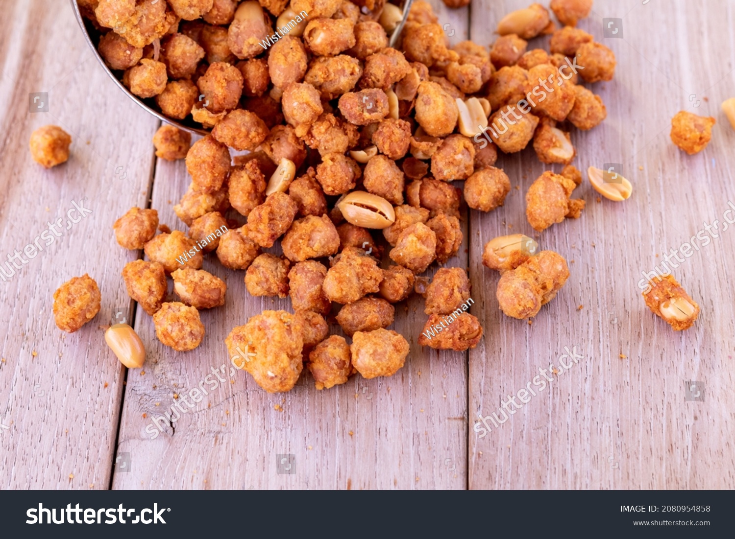 peanuts wrapped in flour, eggs and spices, which are fried, have a textured shape, with a crunchy, crunchy and savory taste.
usually called "egg nuts, Kacang telur" or "spice beans-kacang rempah" #2080954858