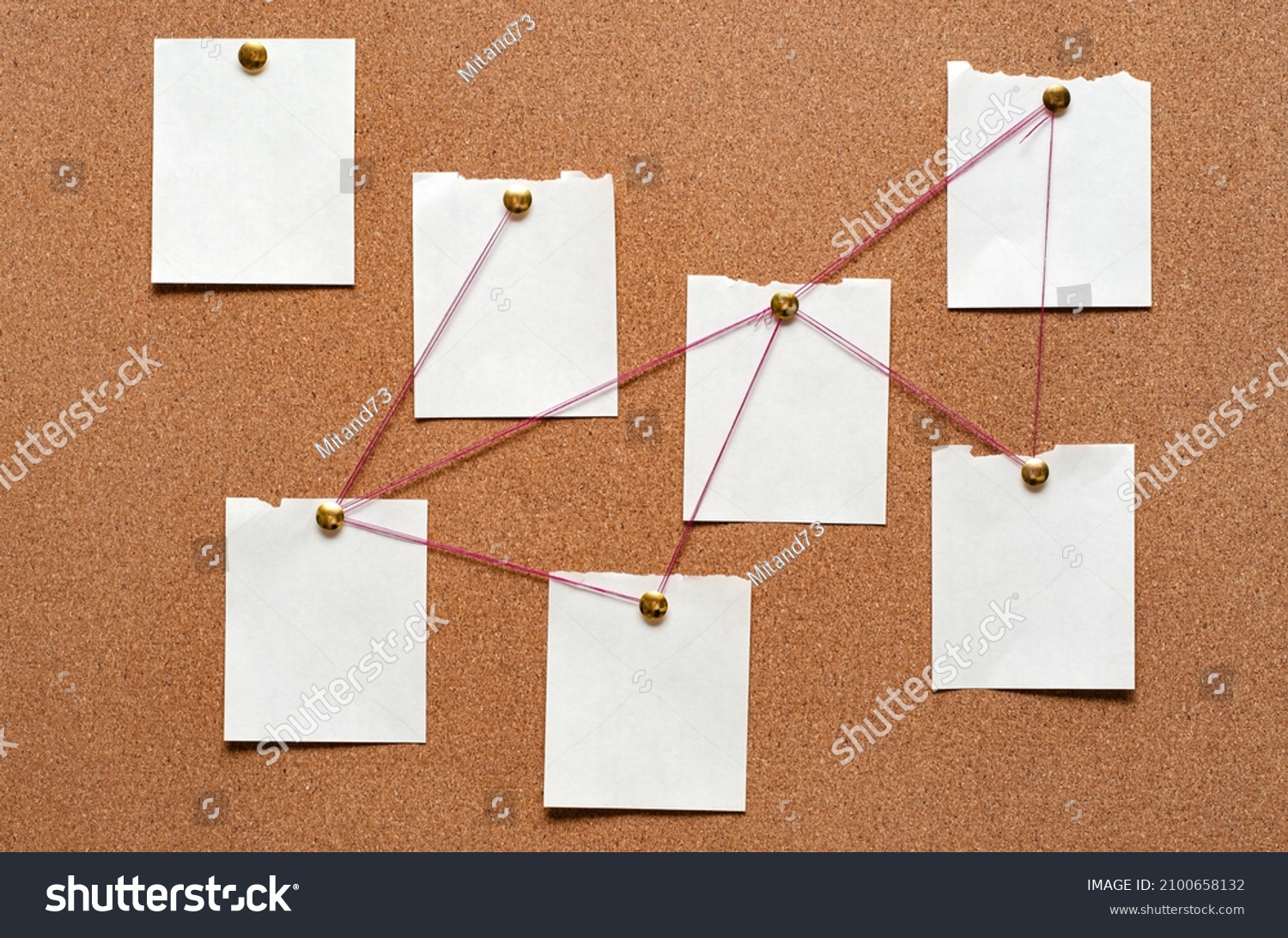 Blank paper notes are pinned to a cork board. The concept of detective investigation. Copy space. #2100658132