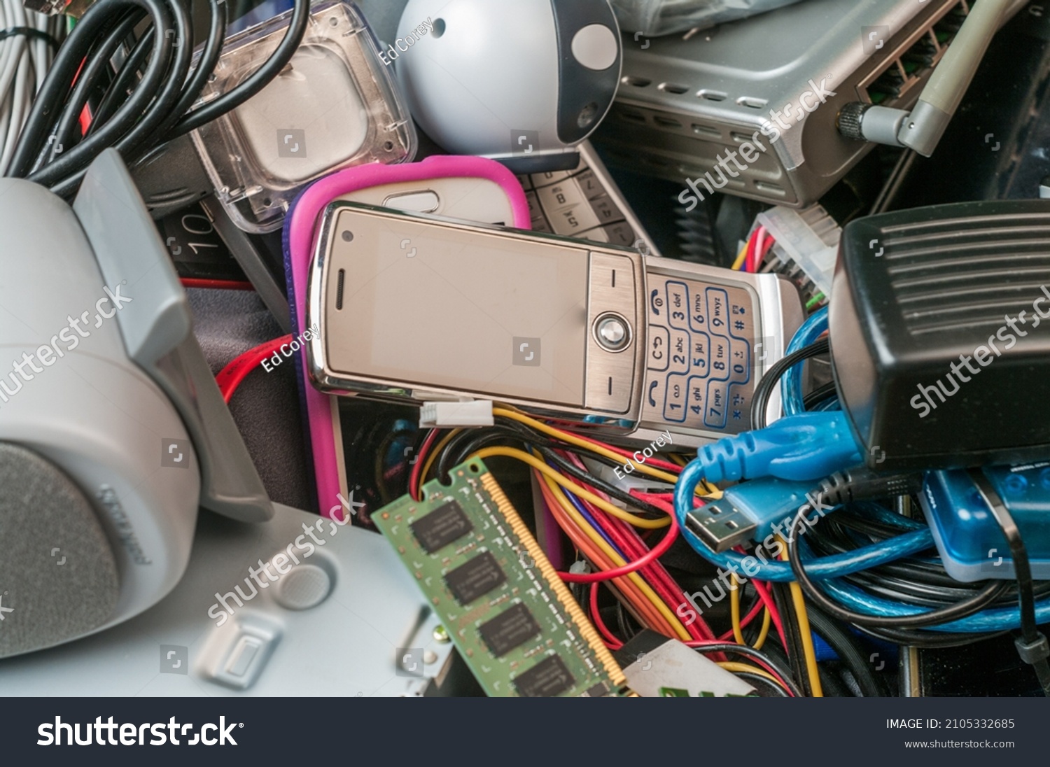 e-Waste including smartphones, memory, cables #2105332685