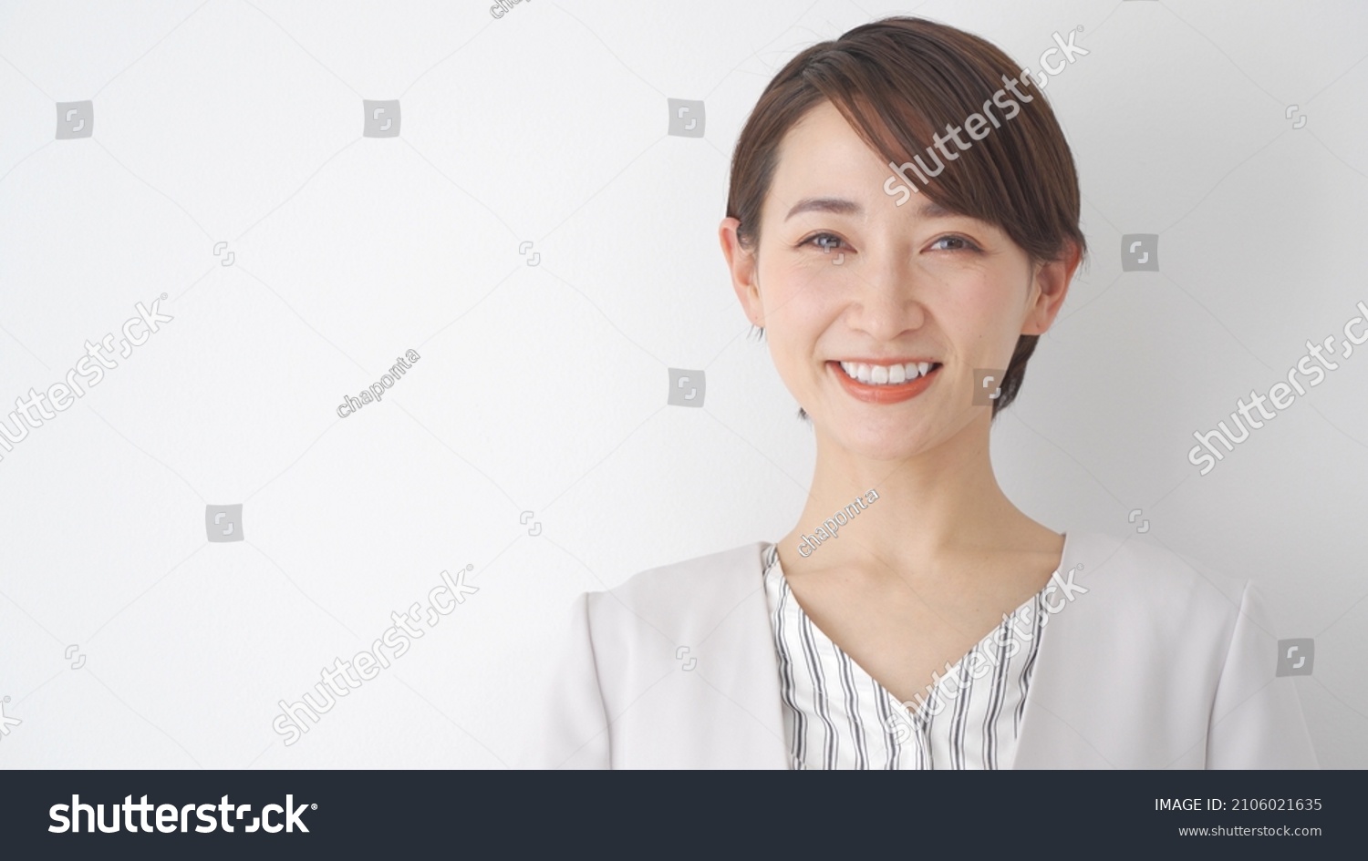 Asian woman looking at the camera with a smile
 #2106021635