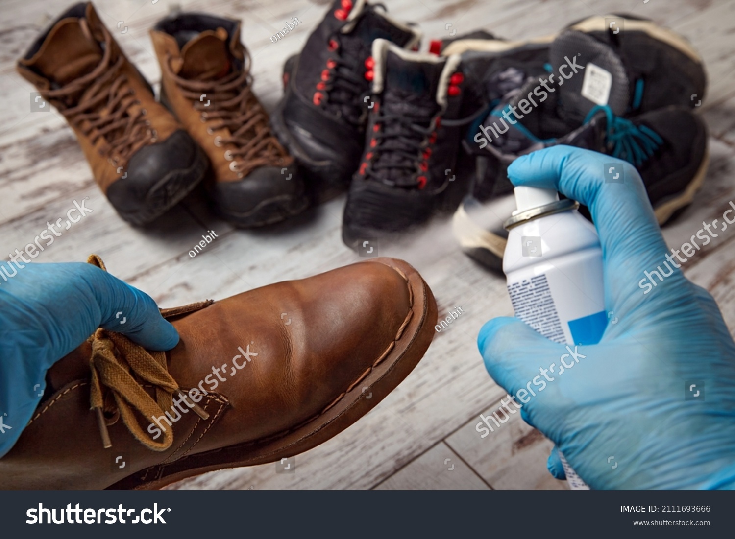 Processing of shoes with impregnation of water protection. Cleans the shoes in the autumn winter period #2111693666
