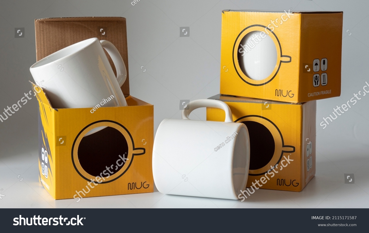 Mug cup and its storage container. One is inside, one is outside, and the other is on the box. Ready to ship mug and shipping box. It is suitable for the use of mug printing and mug sales companies. #2115171587