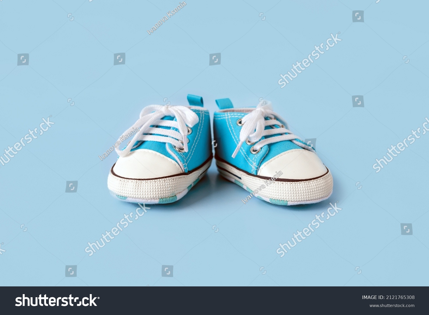 Baby's little blue sneakers on a colorful background. The concept of waiting for a baby and the concept of traveling with baby, children's lifestyle. Copy space, flat lay #2121765308