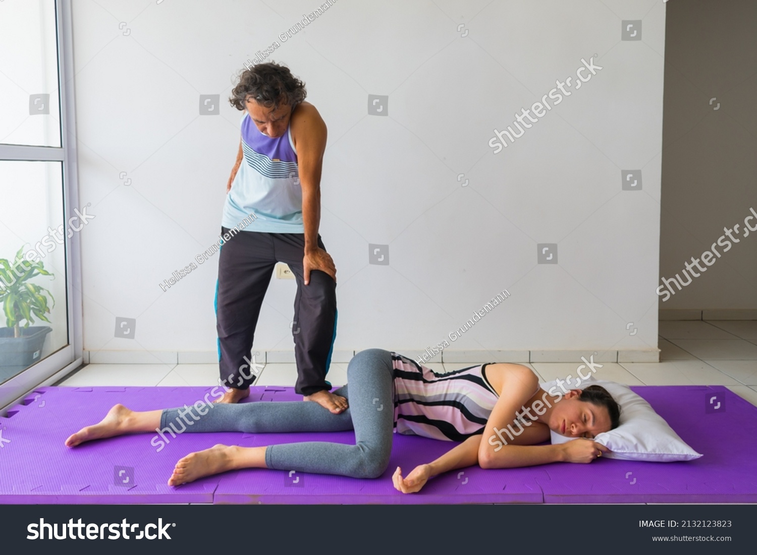 Thai Barefoot Massage technique for the legs (thigh). Hands-free massage. Male massage therapist, female client. #2132123823