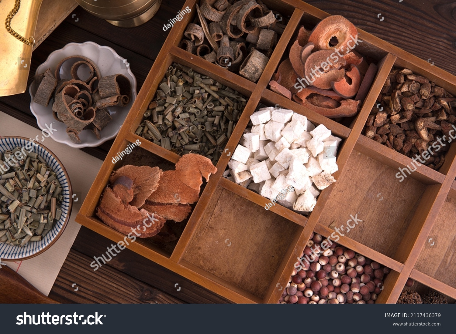 All kinds of Chinese medicinal materials in the classification medicine box #2137436379