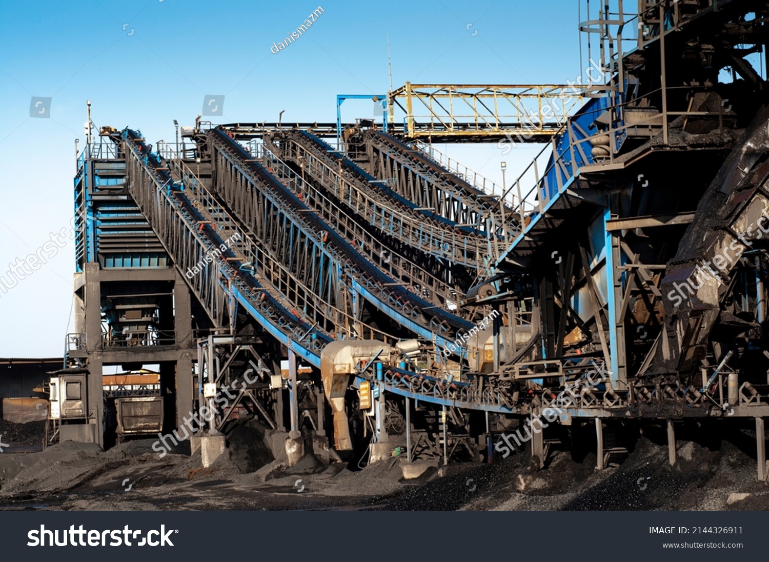 Overview of the large capacity coal beneficiation plant. #2144326911