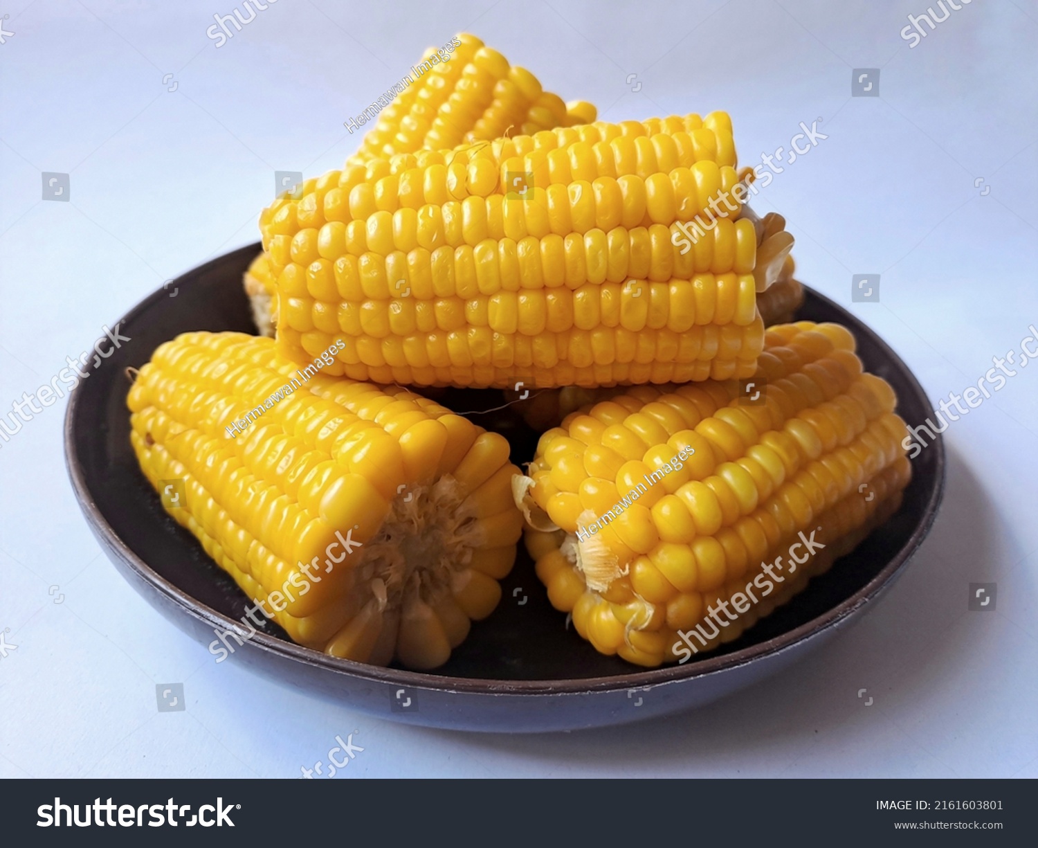 Boiled sweet corn is a snack when gathering with family or friends. It tastes delicious, healthy and nutritious. #2161603801