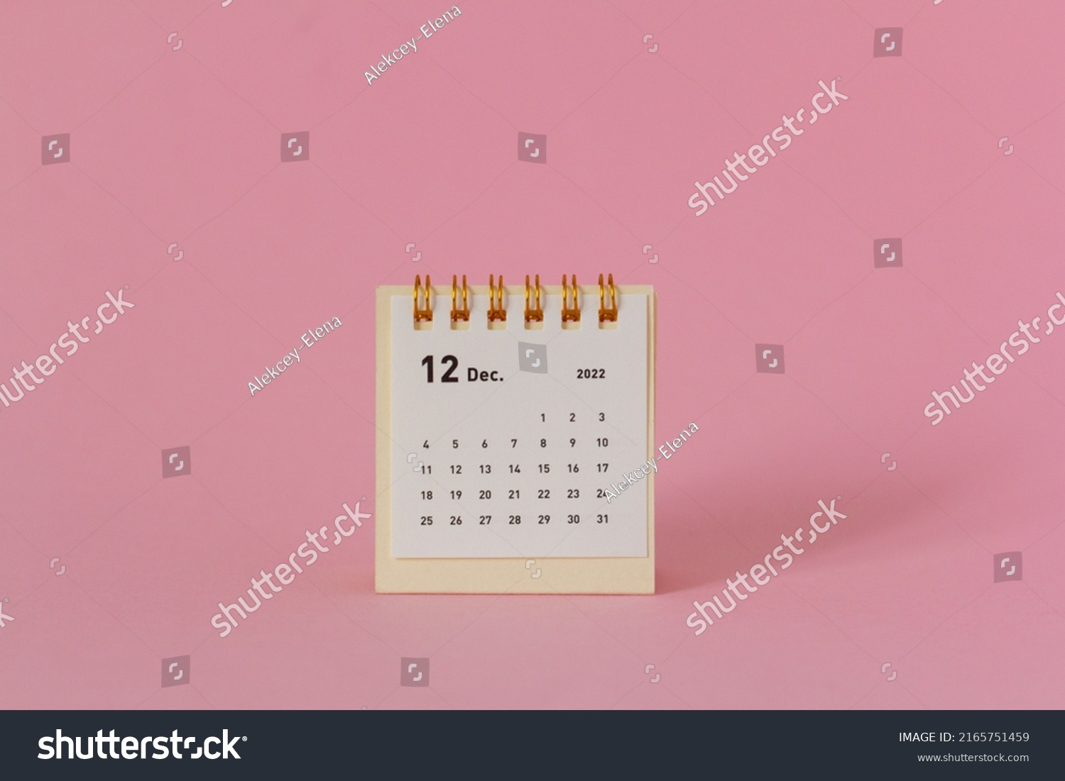 Desktop calendar for December 2022 on a pink background. #2165751459