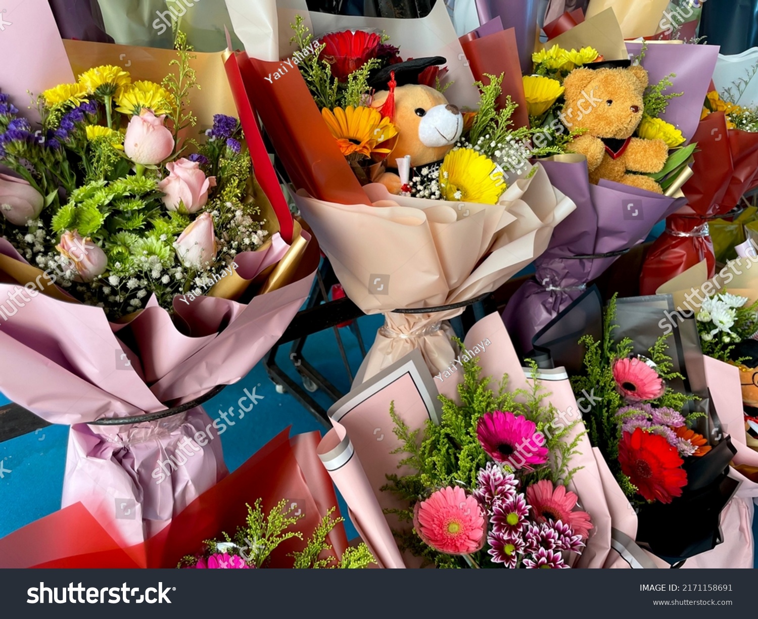 A gift shop sells flowers and hampers for parents and friends on graduation day as a gift. #2171158691