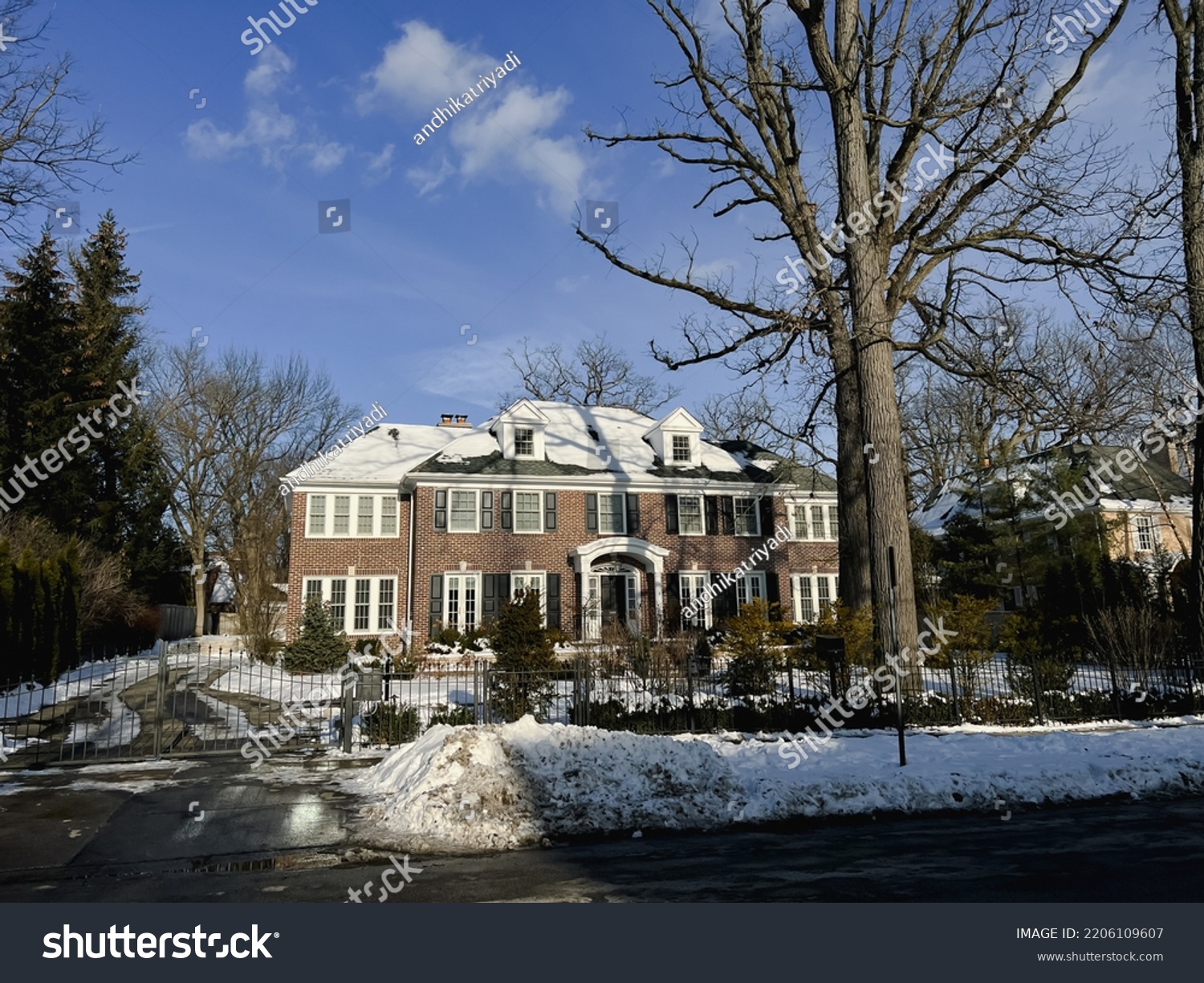 A house that was house on a movie called HOME ALONE in winter time #2206109607