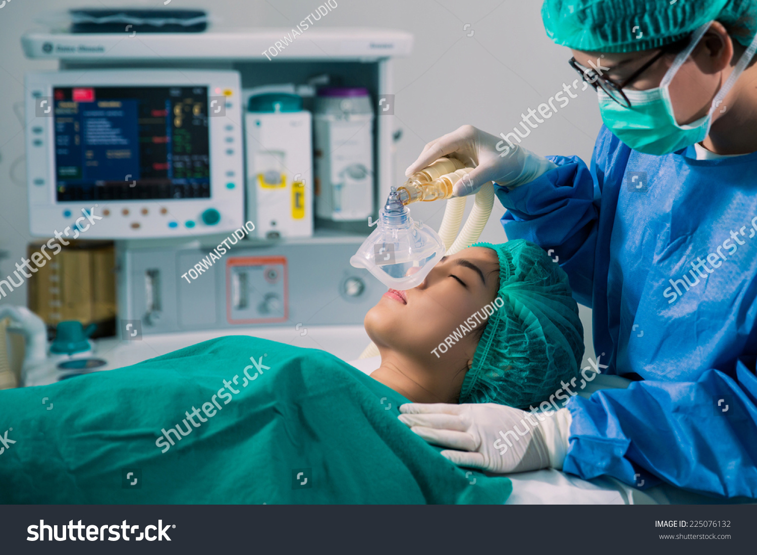 Doctors were anesthetized Women who are surgical patients and the doctor put a mask #225076132