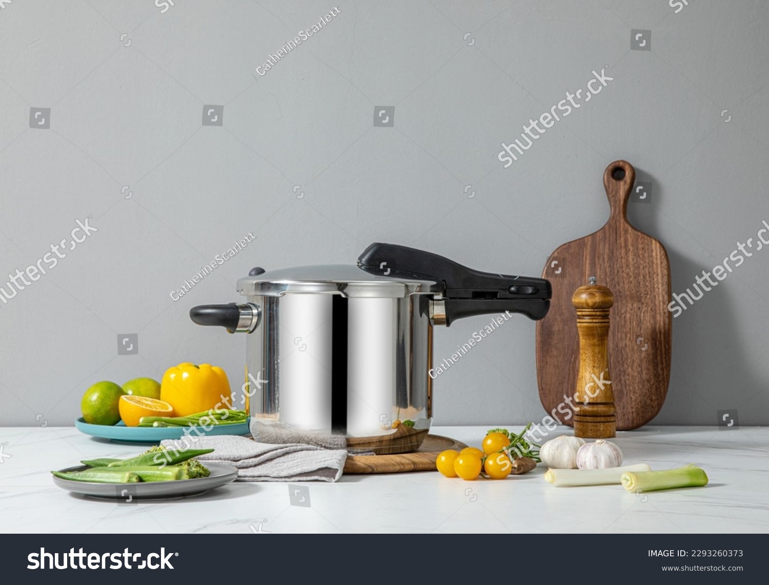 The scene of using a pressure cooker to make soup and cook dishes in the kitchen, marble countertop background, wood grain desktop. #2293260373