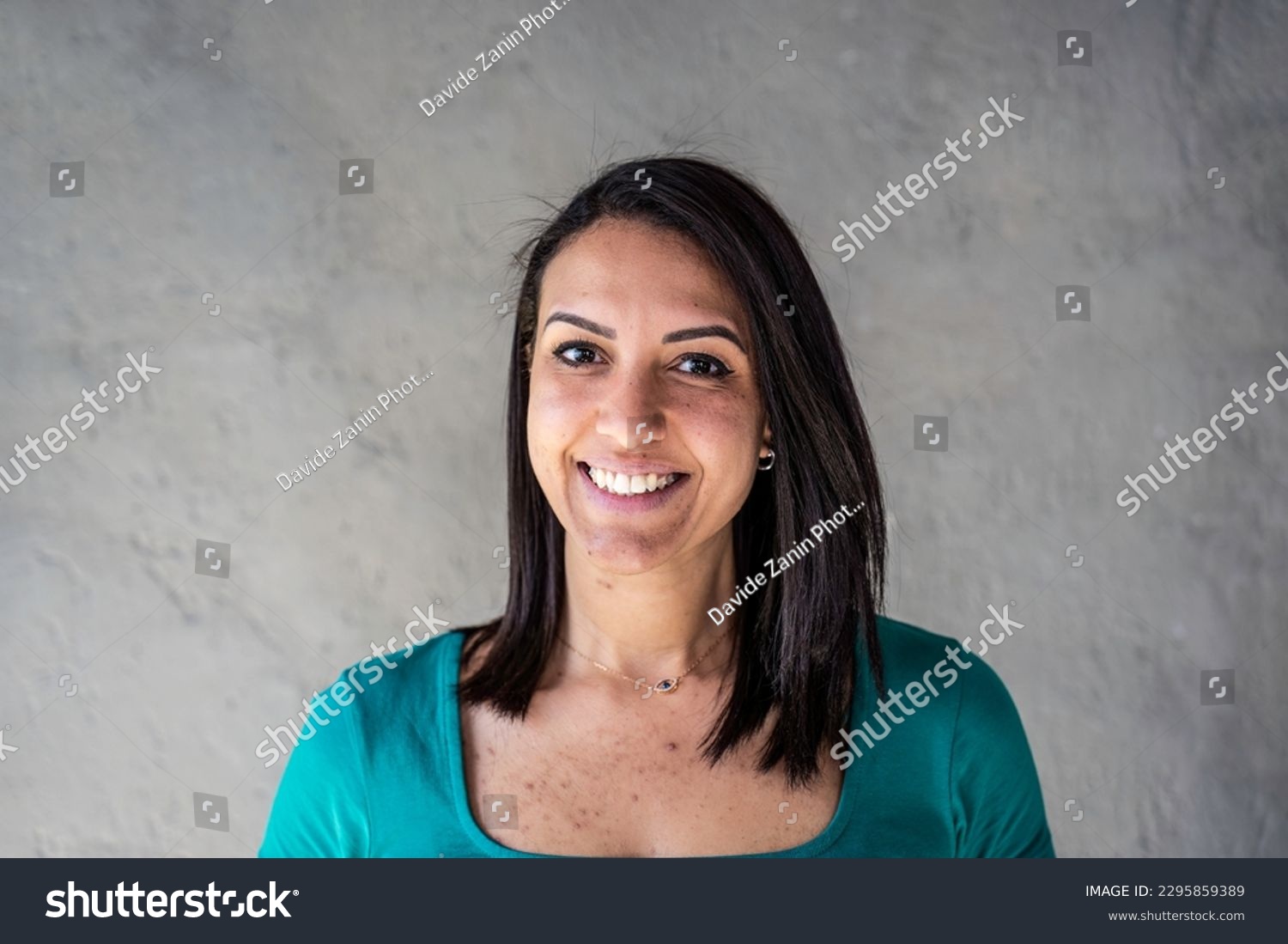 Portrait of happy north african woman - Confident and smiling young moroccan woman with smooth hair and peculiar teeth having fun while posing in front of the camera - Young generations concept #2295859389