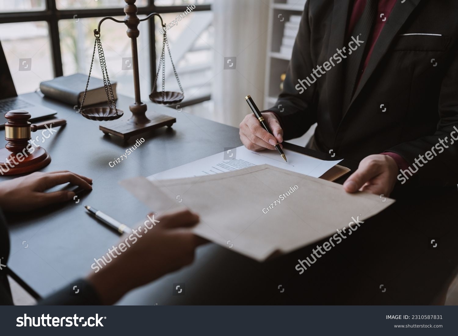 Lawyers or business consultants agree to accept forged documents and bribes in envelopes. in illegal business Corruption in the contracting business and bribed before signing the contract. #2310587831